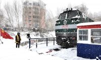 哈鐵青年勇戰(zhàn)風(fēng)雪 保障旅客出行暢通