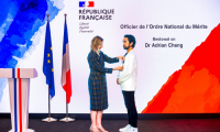 鄭志剛探索中外文化交流新道路，獲法國國家功績榮譽勛章