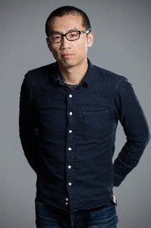 穿著黑色衣服的男人

描述已自動生成