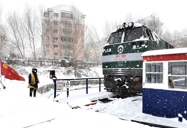 青年雪中領車.jpg