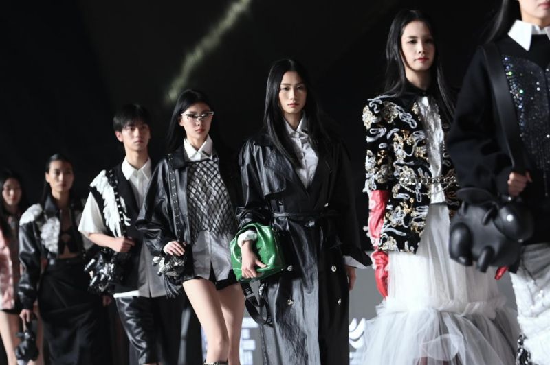 中港皮具城亮相廣州時尚產業大會 聯名金頂獎設計師首發新品