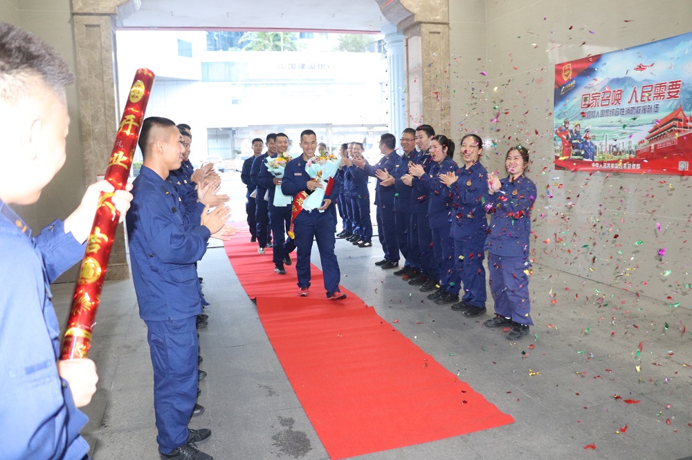 赴湯蹈火的無(wú)悔堅(jiān)守