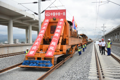 國內首創有砟軌道智能鋪軌技術  助推中老鐵路建設高質量推進
