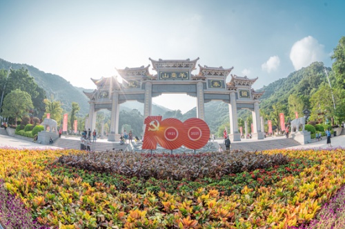 石巖街道舉辦第十九屆陽臺山登山節