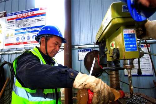 &ldquo;機械大拿&rdquo;班：汗水鑄造&ldquo;無縫衣&rdquo;