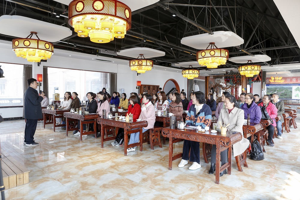 &ldquo;美麗三月，茶藝飄香&rdquo; 長(zhǎng)清區(qū)農(nóng)業(yè)農(nóng)村局女職工在桃花源萬畝生態(tài)大茶海共赴一場(chǎng)春天的盛會(huì)