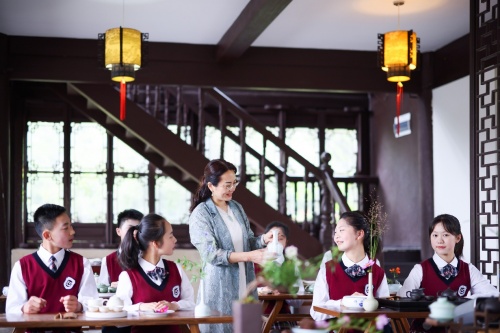 聚焦校服優質供給：加強行業協作，開展主動變革