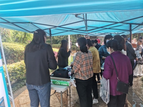 云智煥便民服務走進社區，為住戶清洗空調凈化空氣