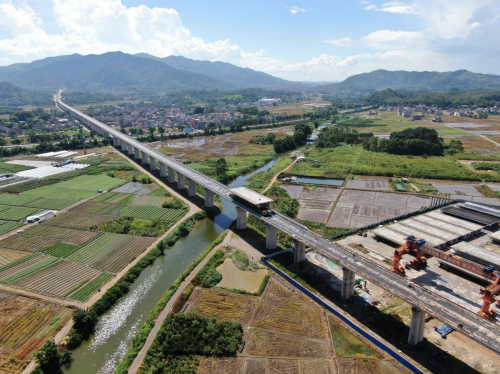 南玉鐵路站前工程NO8標順利完成標段內(nèi)南寧方向箱梁架設(shè)任務(wù)