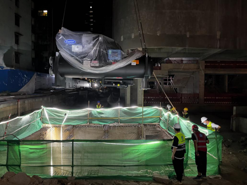 中建安裝南方公司深圳粵海置地大廈項目順利完成冷水機組吊裝 