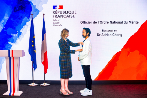 鄭志剛探索中外文化交流新道路，獲法國國家功績榮譽(yù)勛章