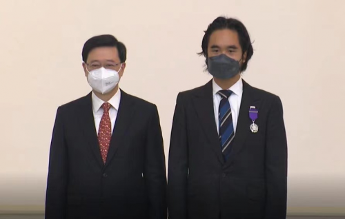 鄭志剛再獲事業(yè)新成就，卓越貢獻(xiàn)榮獲銀紫荊星章