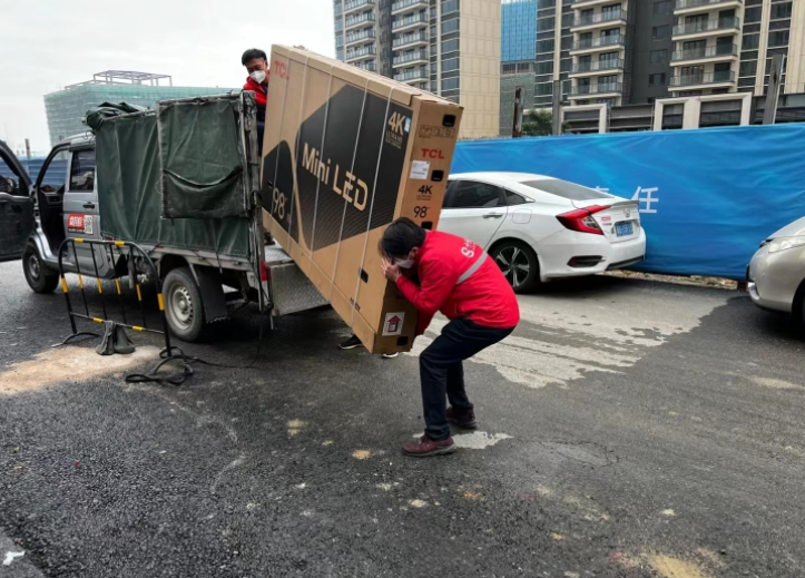 還在擔心98英寸電視上樓難嗎？實際體驗一下就知道了