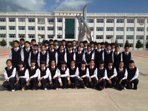 嘉蔭縣校服齊換裝：&ldquo;英倫風(fēng)&rdquo;扮靚校園