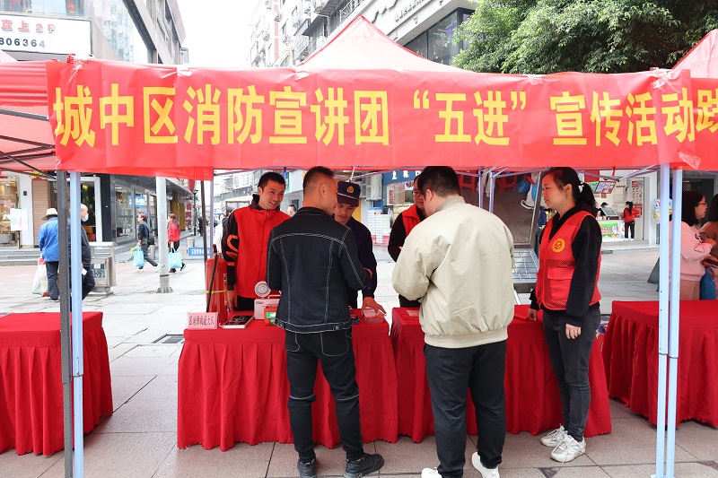 消防員深入社區開展宣傳為居民送上防火錦囊