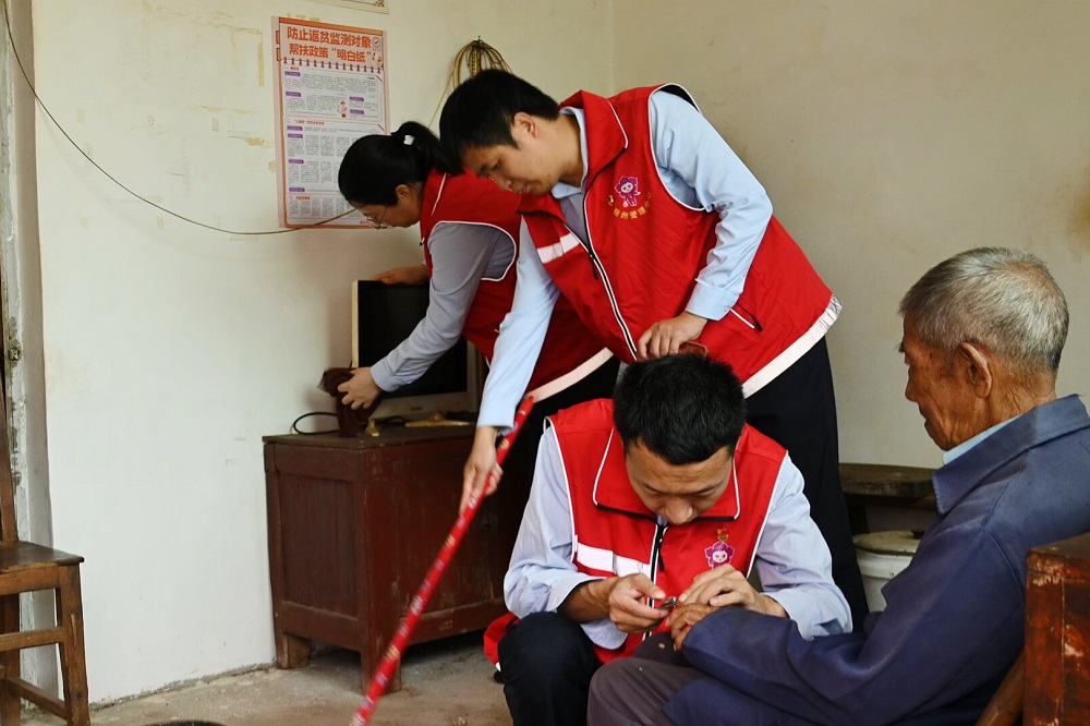 濃濃重陽情 孜孜敬老心  &mdash;江西交投集團贛州管理中心信豐西收費所開展重陽佳節走訪慰問志愿服務