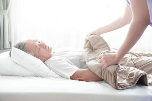 父母年紀(jì)大腰不好？東寶床墊呵護(hù)睡眠健康