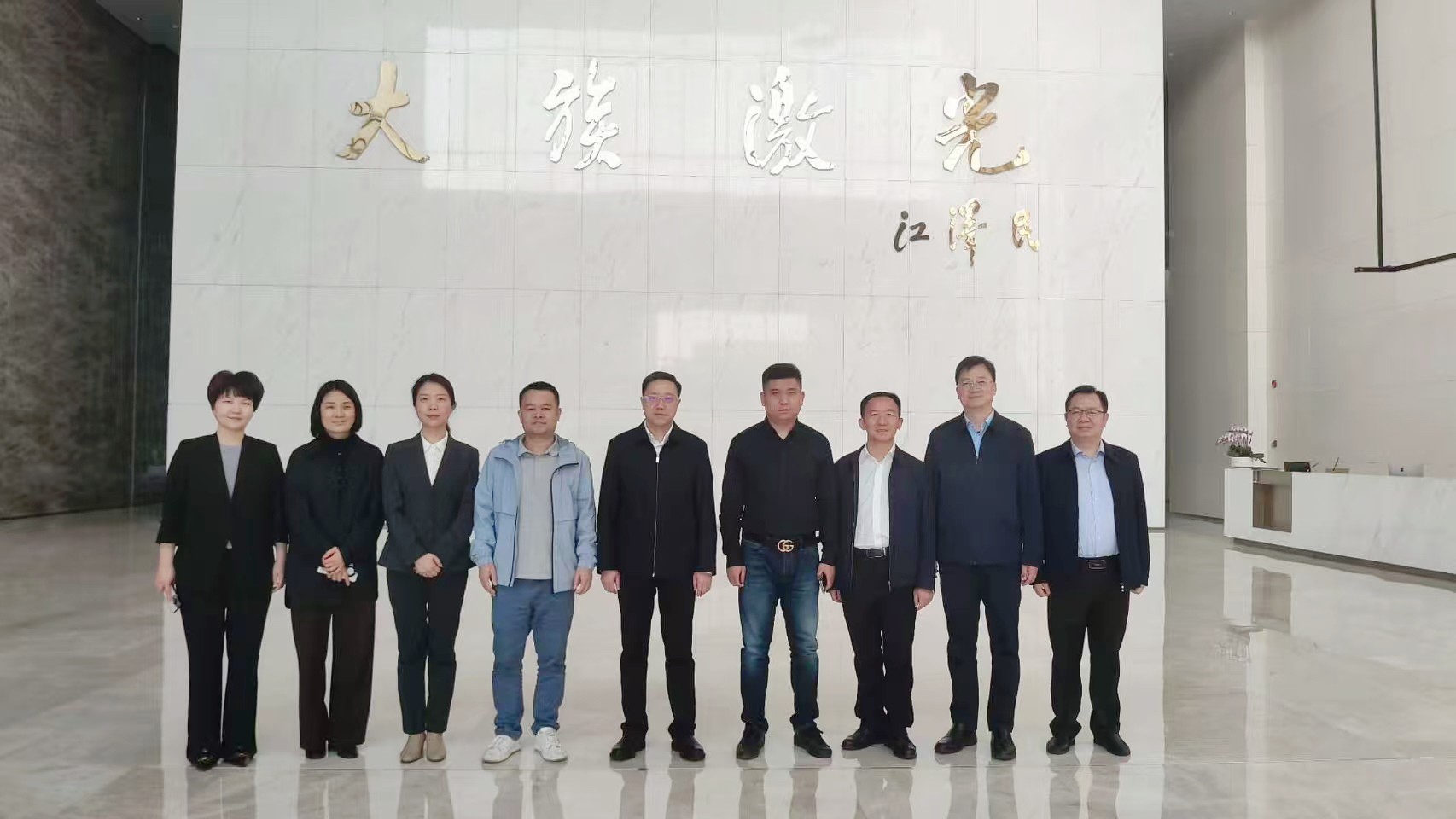 蘇州智慧倍增董事長廖于鋒陪同襄陽市市委常委，組織部部長趙芝斌一行前往大族激光考察交流