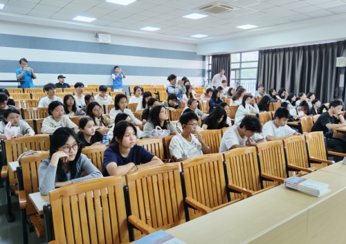 富華名創公司創始人楊青香走進東莞職業學院