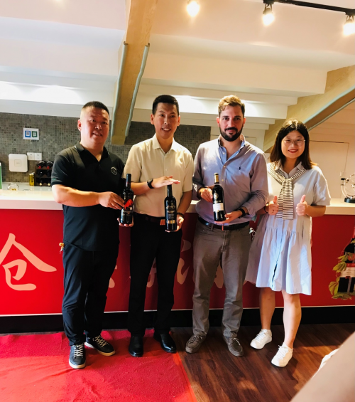 云倉酒莊總裁郭東衛(wèi)先生為上海地區(qū)核心負責人做培訓會